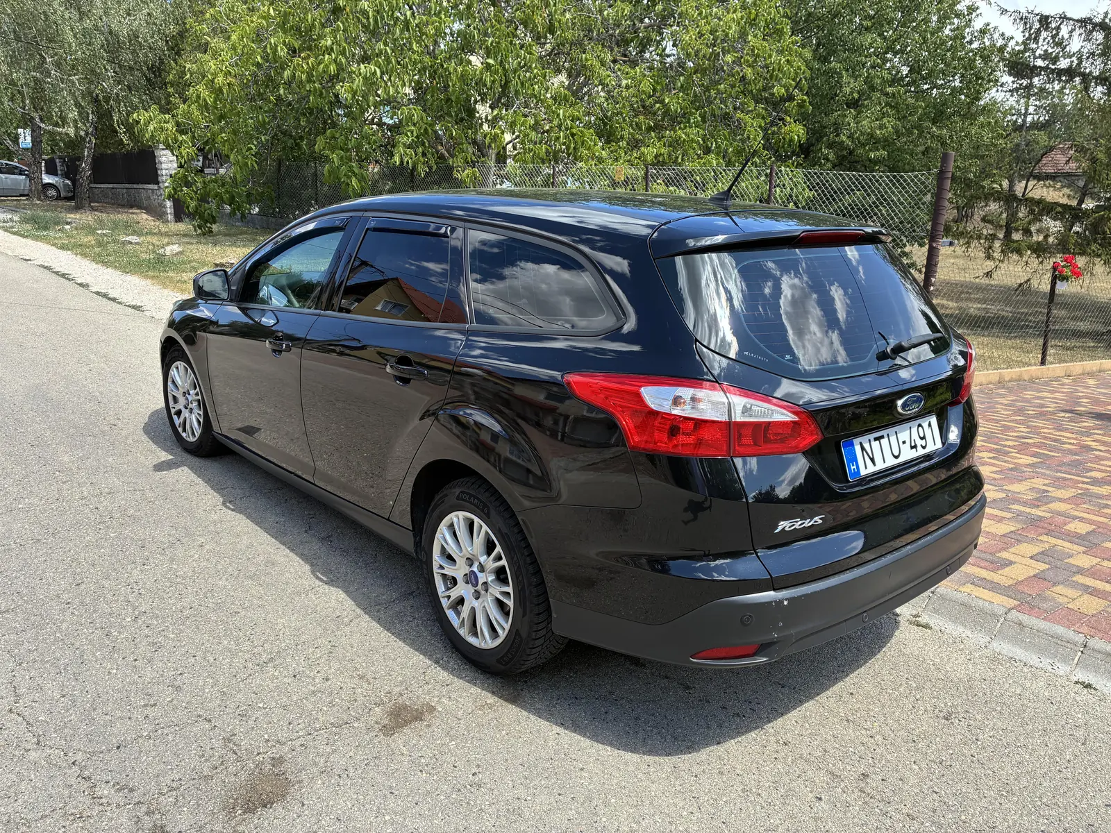 2. autó hátul